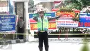 Petugas mengatur lalu lintas di depan Mapolresta Solo ditutup pasca ledakan bom bunuh diri, Solo, Jawa Tengah, (5/7). Teroris meledakkan bom bunuh diri di depan Sentra Pelayanan Kepolisian Terpadu Kepolisian Mapolresta Solo. (Boy Harjanto)