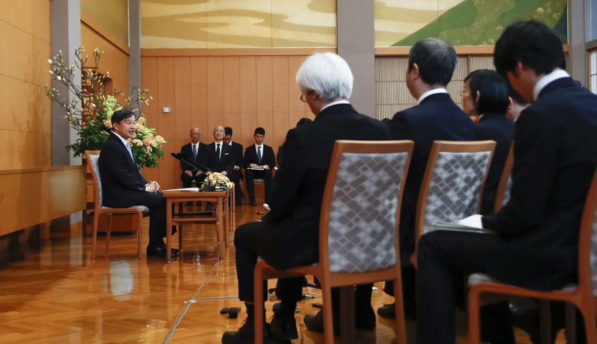 Kaisar Jepang Naruhito saat konferensi pers jelang ulang tahunnya yang ke-60 pada hari Minggu, 23 Februari 2020 di Tokyo (21/2/2020). Perayaan ulang tahun Kaisar Naruhito yang pertama kali digelar untuk publik terpaksa dibatalkan karena khawatir penyebaran COVID -19. (AP Photo/Rodrigo Reyes Marin)