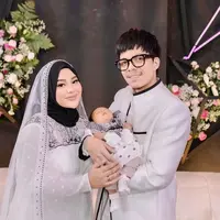 Atta Halilintar dan Aurel Hermansyah baru saja menggelar syukuran kelahiran putri cantik mereka, Ameena Hanna Nur Atta pada, Jumat (4/3/2022). (Instagram/aurelie.hermansyah).