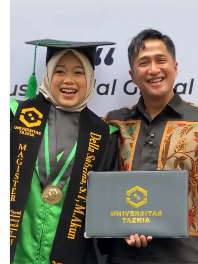 7 Potret Della Sabrina Istri Irfan Hakim Wisuda S2, Inspirasi Ibu Lima Anak