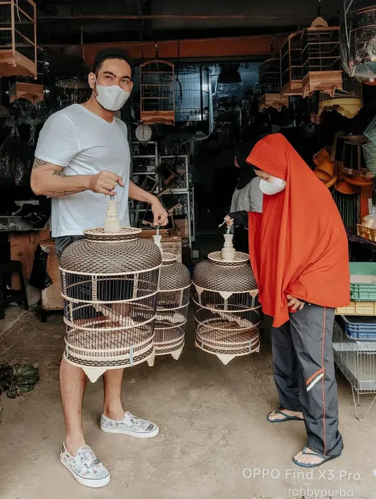 Robby Purba menuruti keinginan Opung untuk memiliki burung perkutut. Tak hanya burungnya saja yang dibelinya tapi sekaligus kandangnya. (Foto: Instagram/@robbypurba)