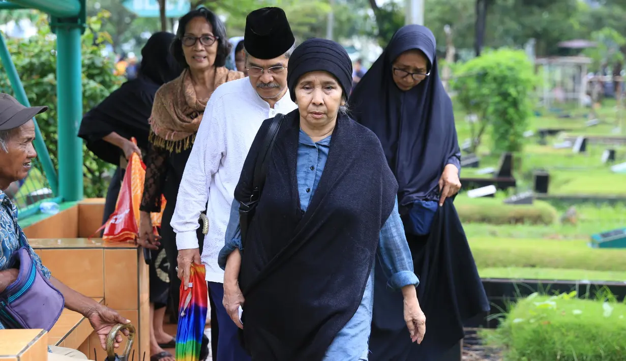 Aty Cancer salah satu artis yang hadir dalam pemakaman Shinta Muin. Selain sebagai sahabat, Aty mengaku bahwa sahabatnya itu telah berpesan sebelum meninggal dunia. (Adrian Putra/Bintang.com)