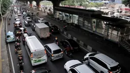 Kepadatan arus kendaraan saat melintas di by pass Jalan Ahmad Yani, Jakarta, Rabu (13/5/2020). Jumlah kendaraan pribadi mulai kembali meningkat hingga menyebabkan kepadatan arus lalu lintas di sejumlah jalan Ibu Kota meski penerapan PSBB masih berlangsung. (merdeka.com/Iqbal S. Nugroho)