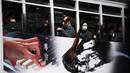 Orang-orang naik trem memakai masker di Hong Kong pada 27 Februari 2023. Pemimpin Hong Kong John Lee telah berharap untuk menghapus aturan penggunaan masker setelah gelombang musim dingin berakhir. (AFP/Peter Parks)