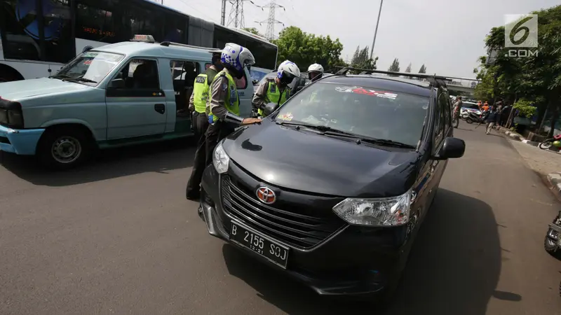 Polisi Tilang Kendaraan Pribadi yang Pasang Rotator