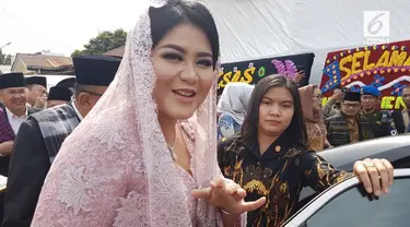 Kahiyang Ayu hari ini akan diberi marga Siregar. Ia dan suaminya Bobby Nasution nampak serasi dengan busana bernuansa merah muda.