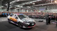 Camry hybrid, mobil Toyota terakhir yang diproduksi di Australia diperlihatkan ke pekerja di Altona, Melbourne (3/10). Total produksi mobil mereka mencapai 3.451.115 unit. Mobil Camry, Corolla dan Corona mendominasi produksi. (Toyota Australia via AP)