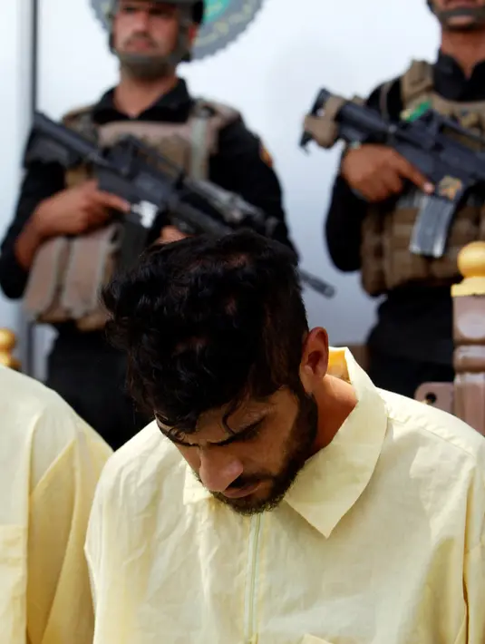 Seorang pria yang diduga sebagai militan ISIS saat dihadirkan dalam rilis media yang digelar militer Irak di Baghdad, (7/9). Militer Irak berhasil menangkap beberapa militan ISIS beserta senjata. (REUTERS/Khalid al Mousily)