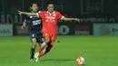 Gelandang Persija, Novri Setiawan, melewati hadangan gelandang Arema, Adam Alis, pada laga Piala Presiden 2017 di Stadion Kanjuruhan, Malang, Sabtu (11/2/2017). Arema bermain imbang 1-1 melawan Persija. (Bola.com/Reza Bachtiar)