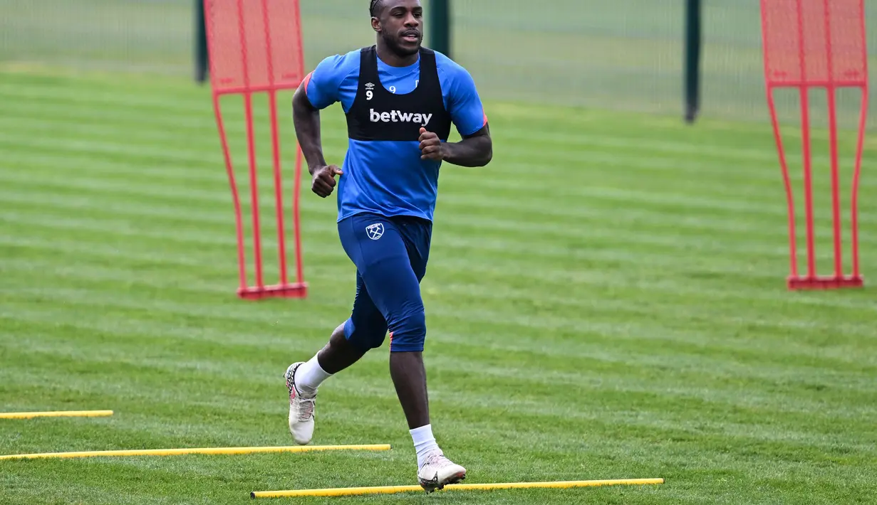 <p>Gelandang West Ham United, Michail Antonio melakukan pemanasan saat mengikuti sesi latihan di tempat latihan West Ham United di London timur (4/5/2022). Pada leg pertama, West Ham kalah atas Eintracht Frankfurt 1-2 di Stadion Olympic London. (AFP/Justin Tallis)</p>