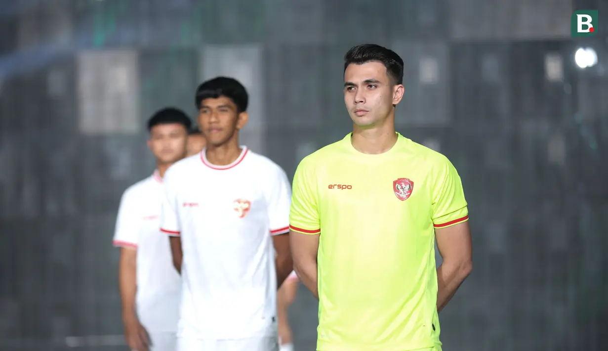 Kiper Timnas Indonesia, Nadeo Argawinata memperagakan jersey kiper Timnas Indonesia produksi jenama dalam negeri Erspo dalam acara launching jersey anyar Timnas Indonesia di Bengkel Space, SCBD, Jakarta, Senin (18/3/2024) petang WIB. (Bola.com/Abdul Aziz)