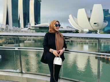 Usai menikah selama 5 tahun, Syahrini makin dipercaya sudah berbadan dua. Terlebih, usia wanita kerap disapa Inces Syahrini yang kini beranjak dari 43 tahun membuat netizen penasaran dengan anak pertama Syahrini. (Liputan6.com/IG/@princessyahrini)