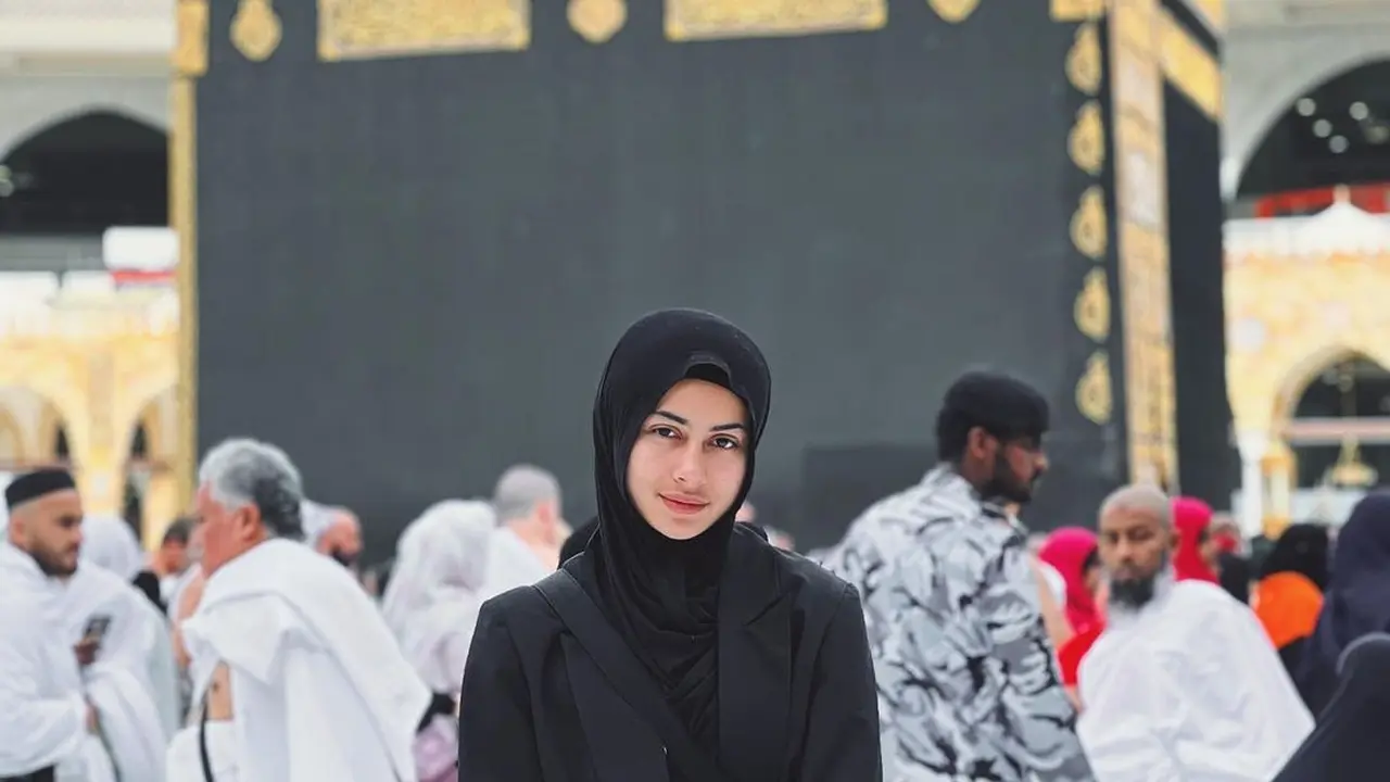 Dikenal Tomboy, Pesona Cantik Sintya Marisca yang Bikin Adem Saat Pakai Hijab
