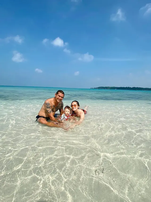 7 Momen Liburan Yasmine Wildblood Ke Pulau Seribu, Berjemur di Atas Kapal