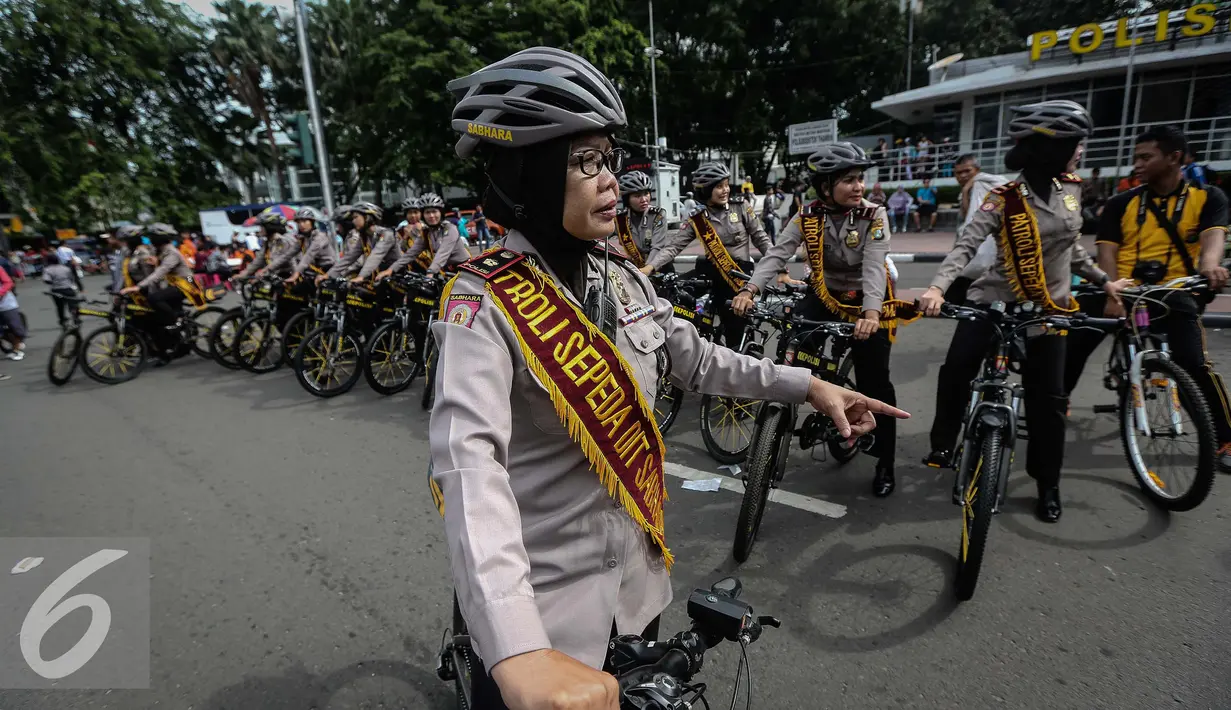 Sejumlah polwan dari Sabhara Polda Metro Jaya sebelum melakukan patroli bersepeda pada hari bebas kendaraan bermotor (HBKB) di Kawasan Bundaran HI Jakarta, Minggu (15/1). (Liputan6.com/Faizal Fanani)
