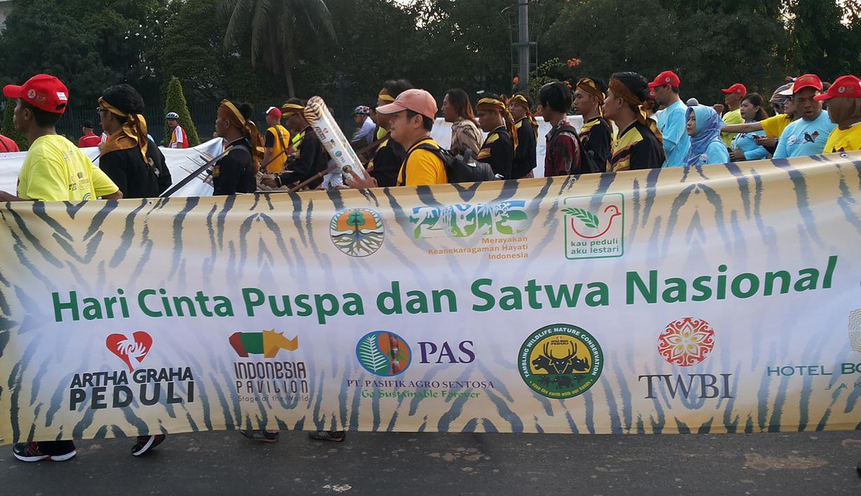 Kementerian LKH bersama sejumlah perusahaan yang peduli terhadap kelestarian lingkungan melakukan aksi jalan santai di kawasan Bundaran HI, Minggu (15/11/2015). Aksi ini untuk merayakan Hari Cinta Puspa dan Satwa Nasional 2015. (Media center AGP-AGN)