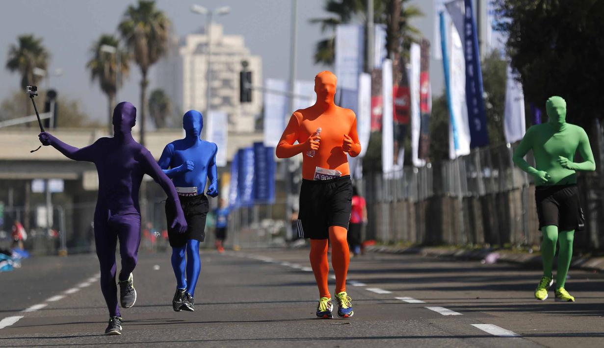 Pelari mengenakan pakaian warna-warni menutupi seluruh tubuh pada acara lari Marathon di Tel Aviv, Israel, Jumat (26/2/2016). (REUTERS/Amir Cohen)    