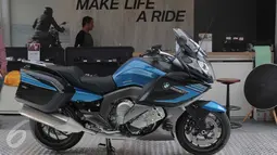 Salah satu line-up produk yang ditampilkan di BMW Pop-Up Container yakni K 1600 GT Sport, Jakarta, Senin (21/3/2016). Motor kelas touring tersebut hanya dijual satu unit di Indonesia. (Liputan6.com/Angga Yuniar)