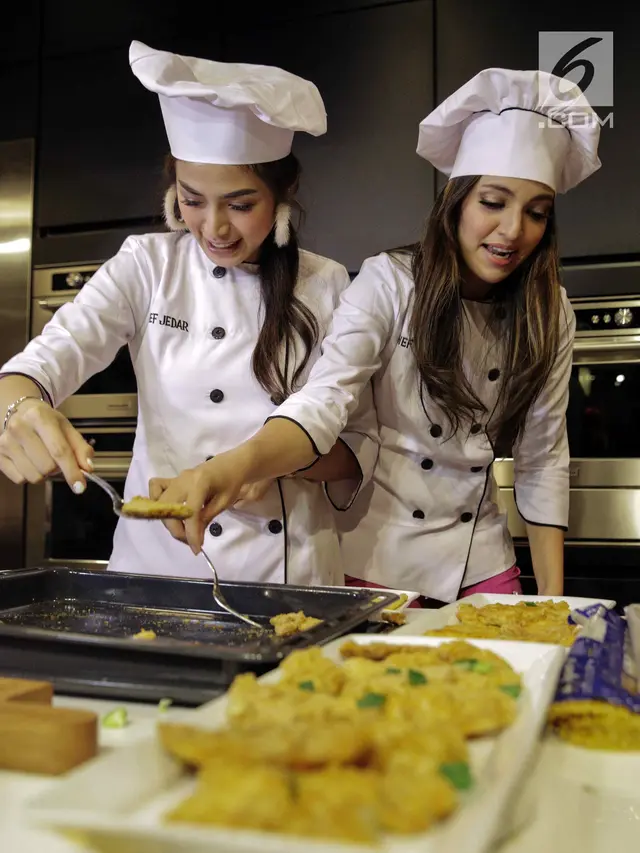 Aksi Mom Cantik Jessica Iskandar dan Nia Ramadhani Masak Bareng Girls Squad