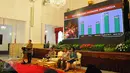 Presiden Joko Widodo bersama Menkeu, Sri Mulyani, Menko Perekonomian, Darmin Nasution dan Ketua Dewan Komisioner OJK, Muliaman Hadad saat pertemuan awal tahun 2017 dengan pelaku industri jasa keuangan, Jakarta, Jumat (13/1). (Liputan6.com/Angga Yuniar)