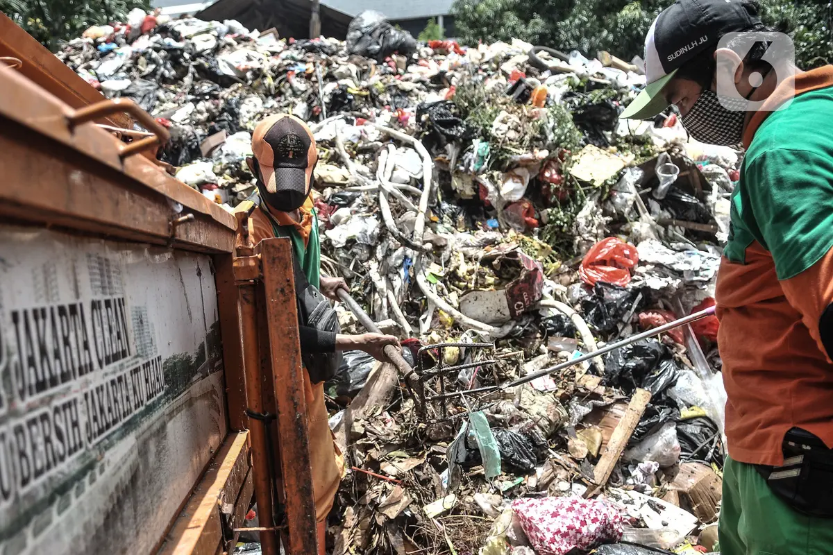 Petugas DLH DKI Jakarta Pilah Limbah Masker Rumah Tangga