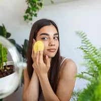 Industri kecantikan kini tak hanya soal tampilan, tapi juga tentang nilai dan kesadaran. Semakin banyak perempuan yang mulai memperhatikan asal bahan, proses pembuatan, dan dampak lingkungan dari produk yang digunakan. (foto/dok: freepik/stefamerpik)