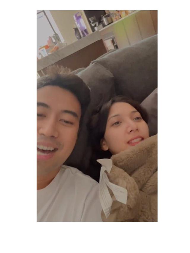 7 Potret Vidi Aldiano dan Sheila Dara Usai Menikah, Pilih Kerja Dibanding Honeymoon