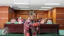 Jannes Johan Karubaba menyanyikan lagu Indonesia Raya usai dibacakan dakwaan saat sidang perdana korupsi pengadaan "Detailing Engineering Design" di Sungai Mamberamo dan Urumka, Gedung Tipikor, Jakarta, Senin (13/7/2015). (Liputan6.com/Helmi Afandi)