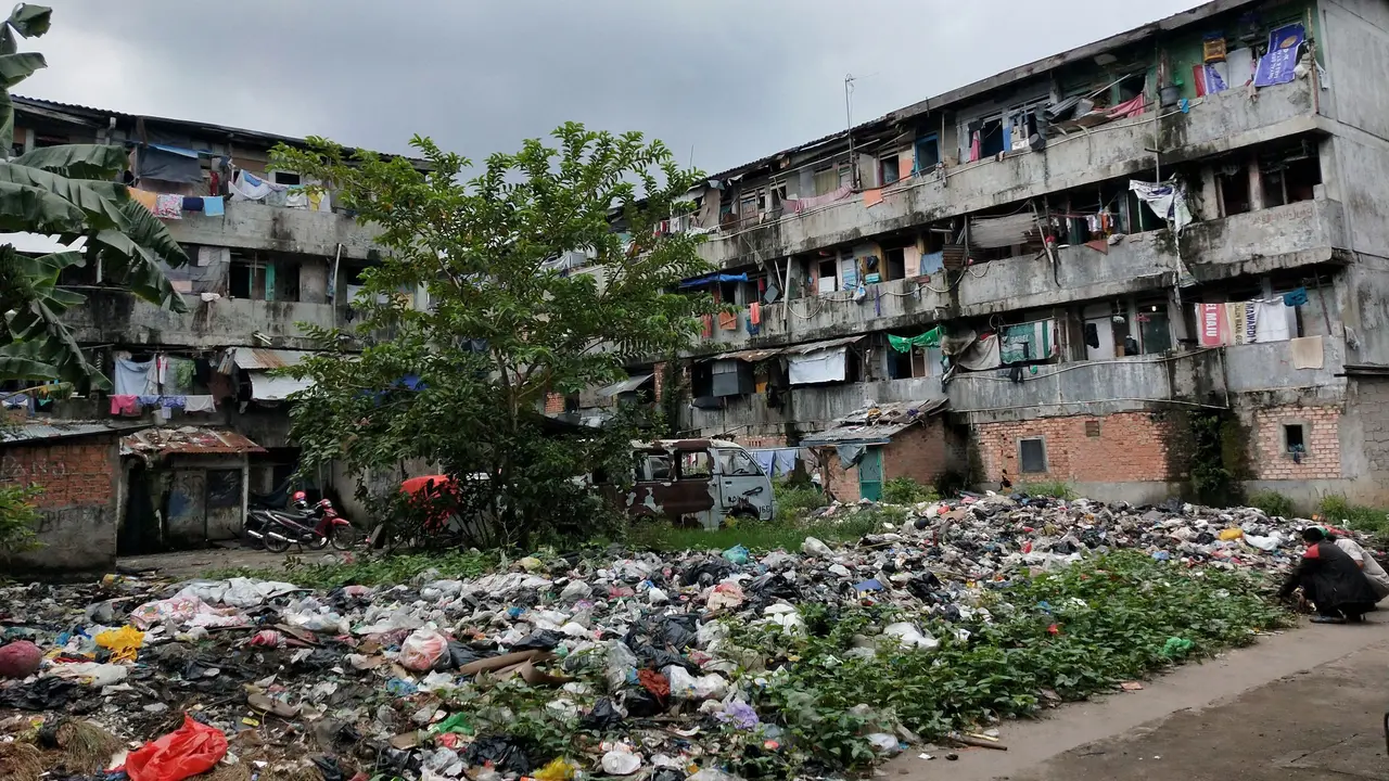 Kumuhnya Rumah Susun Palembang di Tengah Tumpukan Sampah