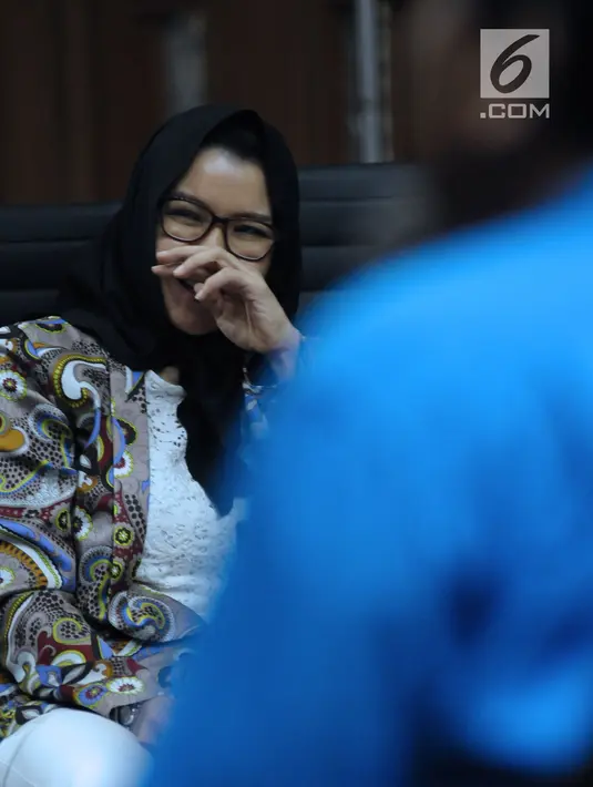 Terdakwa gratifikasi pemberian izin lokasi perkebunan kelapa sawit, Rita Widyasari saat menyimak keterangan saksi pada sidang lanjutan di Pengadilan Tipikor, Jakarta, Rabu (23/5). Sidang mendengar keterangan saksi. (Liputan6.com/Helmi Fithriansyah)