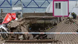 Petugas polisi mengambil foto di lokasi robohnya platform panggung dari kayu pada festival musik di tepi laut di Vigo, Spanyol, Senin (13/8). Panggung tiba-tiba runtuh saat pengunjung sedang menonton seorang artis rap lokal, Rels B. (AP/Lalo R. Villar)