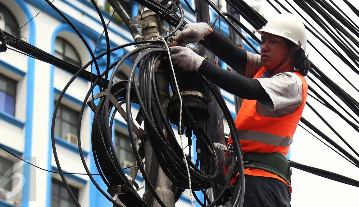Petugas PLN saat melakukan penertiban jaringan ilegal di tiang listrik PLN di Menteng Raya,Jakarta, (02/3). Pihak PLN akan menertibkan 48 lokasi yang dianggap ada jaringan ilegal. (Liputan6.com/Faisal R Syam)