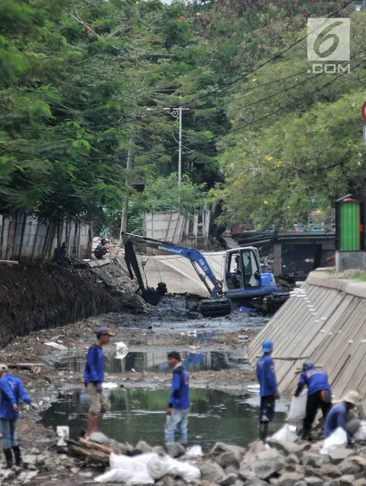 Pekerja Dinas Sumber Daya Air Jaktim menyelesaikan perbaikan turap di daerah aliran Kali Sunter, Jakarta, Rabu (31/10). Perbaikan ini merupakan bagian proyek normalisasi kali guna antisipasi banjir di kala musim penghujan. (Merdeka.com/Iqbal S. Nugroho)