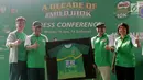 Presdir PT Nestlé Indonesia Dharnesh Gordhon (kedua kanan) secara simbolis menyerahkan kaus dan nomor dada peserta kepada Asisten Kesejahteraan Rakyat Sekda DKI Jakarta, Catur Laswanto (kedua kiri) pada Kick-off MILO Jakarta International 10K di Jakarta, Minggu (16/6/2019). (Liputan6.com/HO/Rizky)