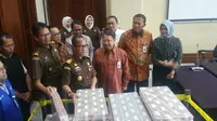 Tumpukan uang pengganti kasus Bantuan Likuiditas Bank Indonesia (BLBI) dari Samadikun Hartono. (Liputan6.com/Nanda Perdana Putra)