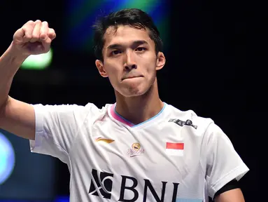 Pebulutangkis tunggal putra Indonesia, Jonatan Christie melakukan selebrasi setelah memenangkan pertandingan semifinal melawan Lakshya Sen dari India pada Kejuaraan Bulutangkis All England Terbuka di Utilita Arena, Birmingham, Inggris, Sabtu, 16 Maret 2024. (AP Photo/Rui Vieira)