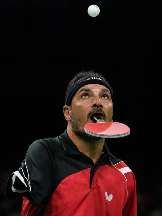 Atlet asal Mesir, Ibrahim Hamadtou bersiap memukul bola ke arah lawannya, atlet asal Jerman Thoma Rau pada cabang tenis meja tunggal putra di ajang Paralimpiade 2016, Rio de Janeiro, 9 September 2016. (Thomas Lovelock/OIS/IOC via AFP)