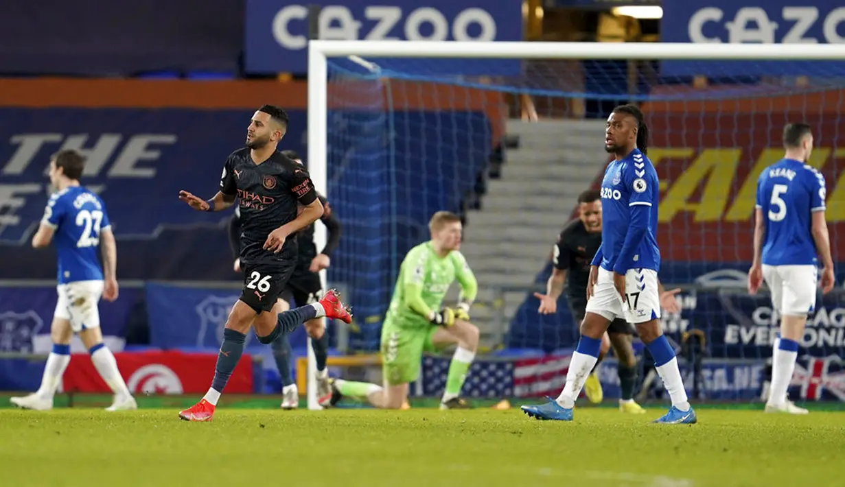 Pemain Manchester City Riyad Mahrez (kedua kiri) melakukan selebrasi usai mencetak gol ke gawang Everton pada pertandingan Liga Inggris di Stadion Goodison Park, Liverpool, Inggris, Rabu (17/2/2021). Manchester City menang 3-1. (Jon Super/Pool via AP)