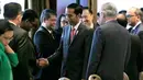 Sambutan delegasi Indonesia saat Presiden Jokowi tiba dalam kunjungannya ke Sydney, Australia, Sabtu (25/2). Dari segi ekonomi, Presiden Jokowi dan PM Turnbull menyinggung pentingnya IACEPA yang akan diselesaikan tahun ini. (Jason Reed/Pool/AFP)