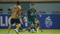 Pemain Persebaya Surabaya, Higor Felipe Vidal (kanan) berusaha melewati pemain Bhayangkara FC dalam laga pekan ke-3 BRI Liga 1 2022/2023 antara Bhayangkara FC melawan Persebaya Surabaya di Stadion Wibawa Mukti, Cikarang, Minggu (7/8/2022) malam WIB. (Bola.com/Bagaskara Lazuardi)