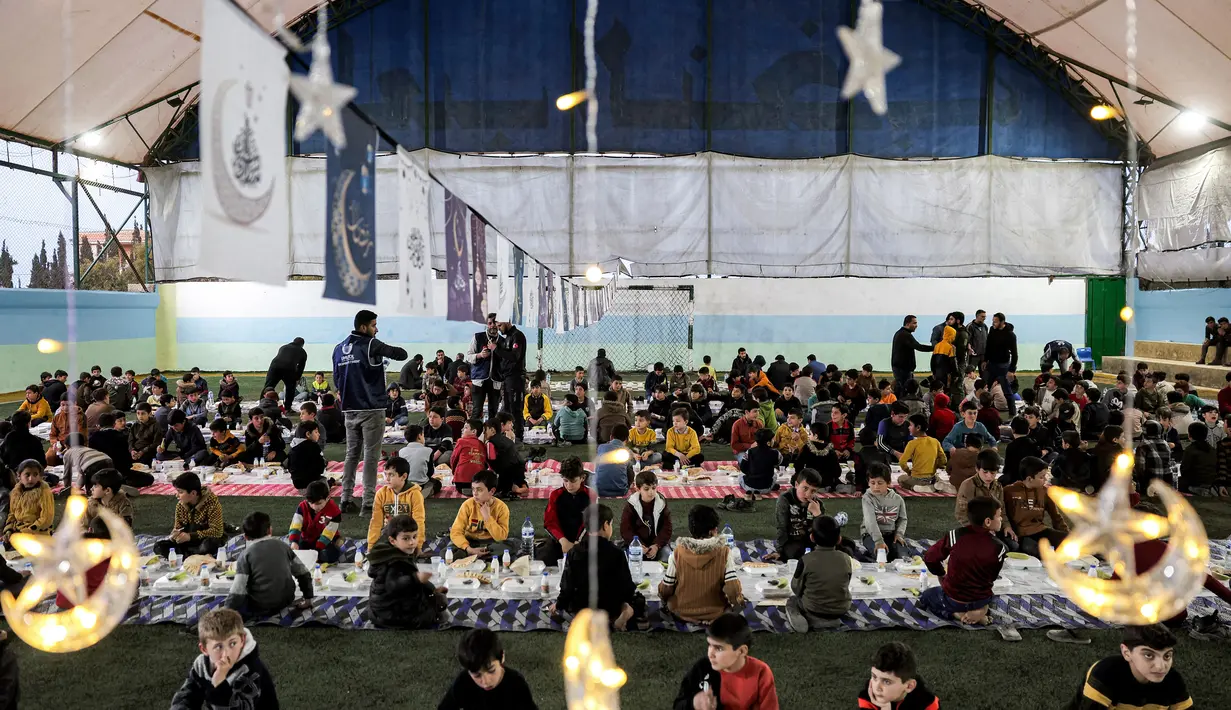 Sebuah badan amal di Suriah menyelenggarakan buka puasa bersama untuk lebih dari seribu anak. (Omar HAJ KADOUR/AFP)
