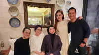 Potret Reza Artamevia rayakan lebaran bersama keluarga mendiang Adjie Massaid (Sumber: Instagram/@rezaartameviaofficial)