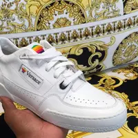 Sneakers dari Versace akan gunakan logo Apple versi lawas (Foto: instagram/salehebembury)
