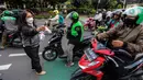 Jemaat membagikan takjil kepada masyarakat menjelang buka puasa di Gereja GPIB Effatha, Jakarta, Rabu (20/4/2022). Momen menjelang buka puasa Ramadhan digunakan jemaat GPIB Effatha berbagi takjil gratis untuk kaum Muslimin di Jalan Melawai, tepatnya di depan gereja itu. (Liputan6.com/Johan Tallo)