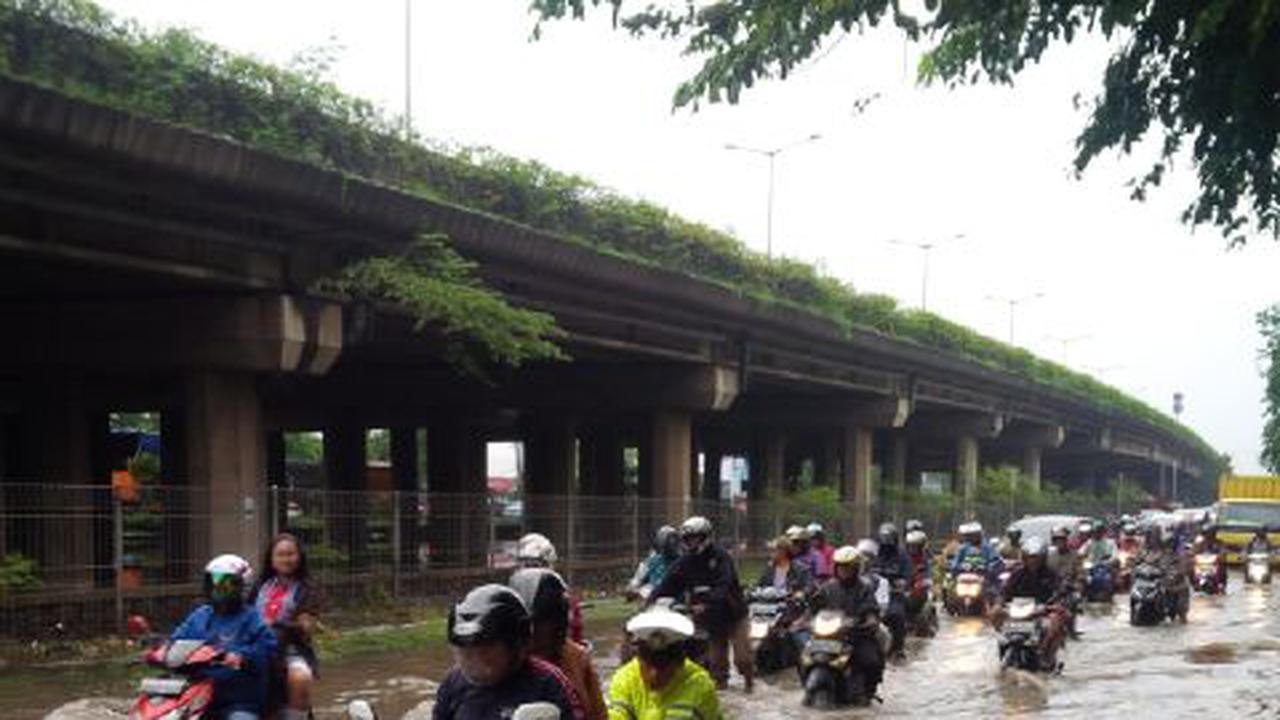 Diwarnai Banjir dan Kecelakaan, Lalu Lintas Pagi Ini Padat