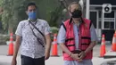 Mantan Direktur Utama PT Danareksa Sekurita, Marciano Herdondrie Herman (kanan) berjalan masuk akan menjalani pemeriksaan tim penyidik Kejaksaan Agung di Gedung KPK, Jakarta, Jumat (19/06/2020).  (merdeka.com/Dwi Narwoko)