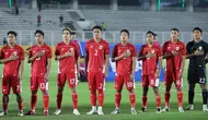 Alih-alih meletakkan tangan di dada seperti rekan-rekannya, bek Timnas Indonesia U-22 itu justru melakukan sikap sempurna saat menyanyikan lagu Indonesia Raya pada Laga uji coba melawan India di Stadion Madya, Jakarta, Jumat (10/10/2025). (Bola.com/M Iqbal Ichsan)