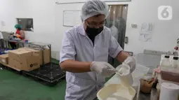 PT Berikan Bahari Indonesia di Bekasi Timur, Jawa Barat mengolah Hidrolisat Protein Ikan (HPI) yang dibuat di pabrik PT. Berikan Bahari Indonesia, Indramayu menjadi produk turunan seperti susu ikan, cookies, dan bumbu dapur. (Liputan6.com/Herman Zakharia)