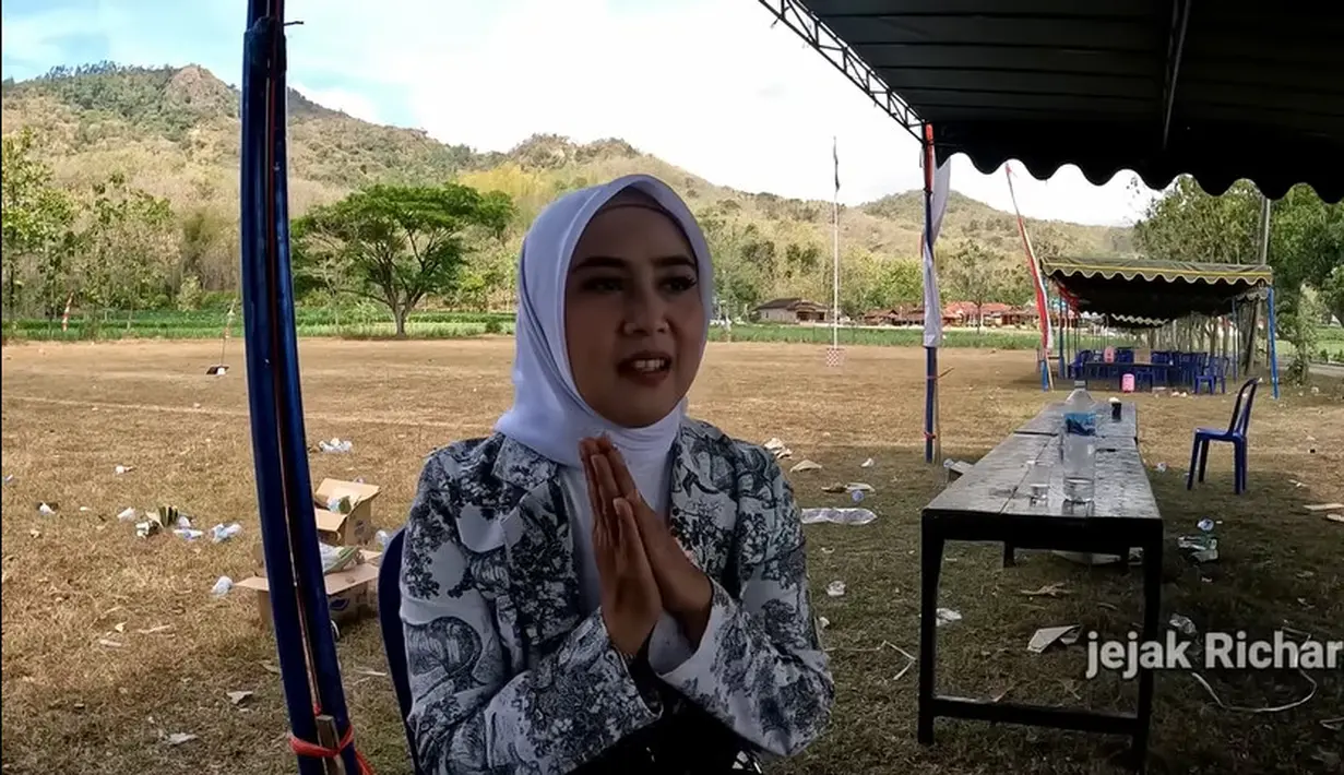 “Terus aku mutusin sama suami buka usaha kecil-kecilan. Sekarang aku lagi buka usaha roti canai, dan alhamdulillah diberi kelancaran juga,” ujar Linda seperti dilansir dari kanal Youtube Jejak Richard. [Youtube/Jejak Richard]