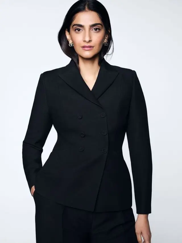 Akrtis India Sonam Kapoor Didapuk Jadi Brand Ambassador Terbaru Dior